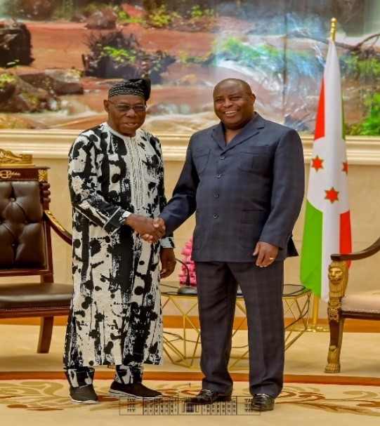 President Ndayimishiye (left) shaking hands with his host